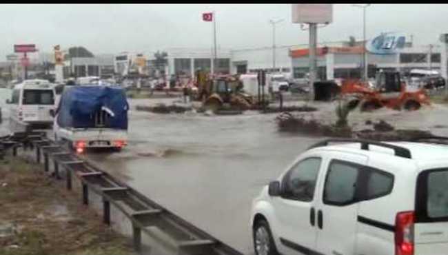Otomobiller mahsur kaldı, iş yerlerini su bastı... Tekirdağ'da sağanak zor anlar yaşattı!