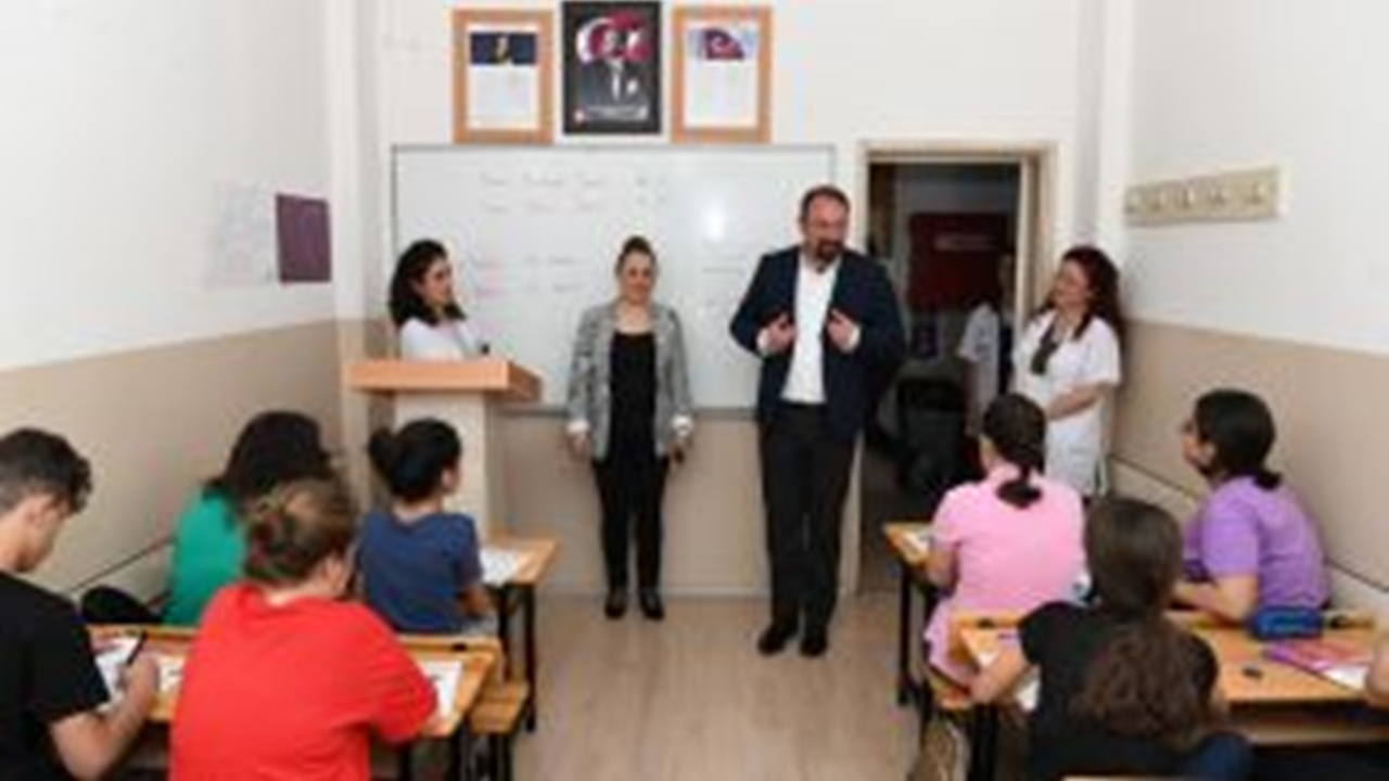 İzmir'de Başkan Utku Gümrükçü’den öğrencilere başarı dileği