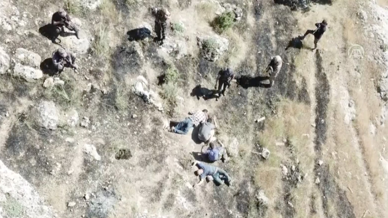 Teröristlerin teslim olduğu anlar kamerada!