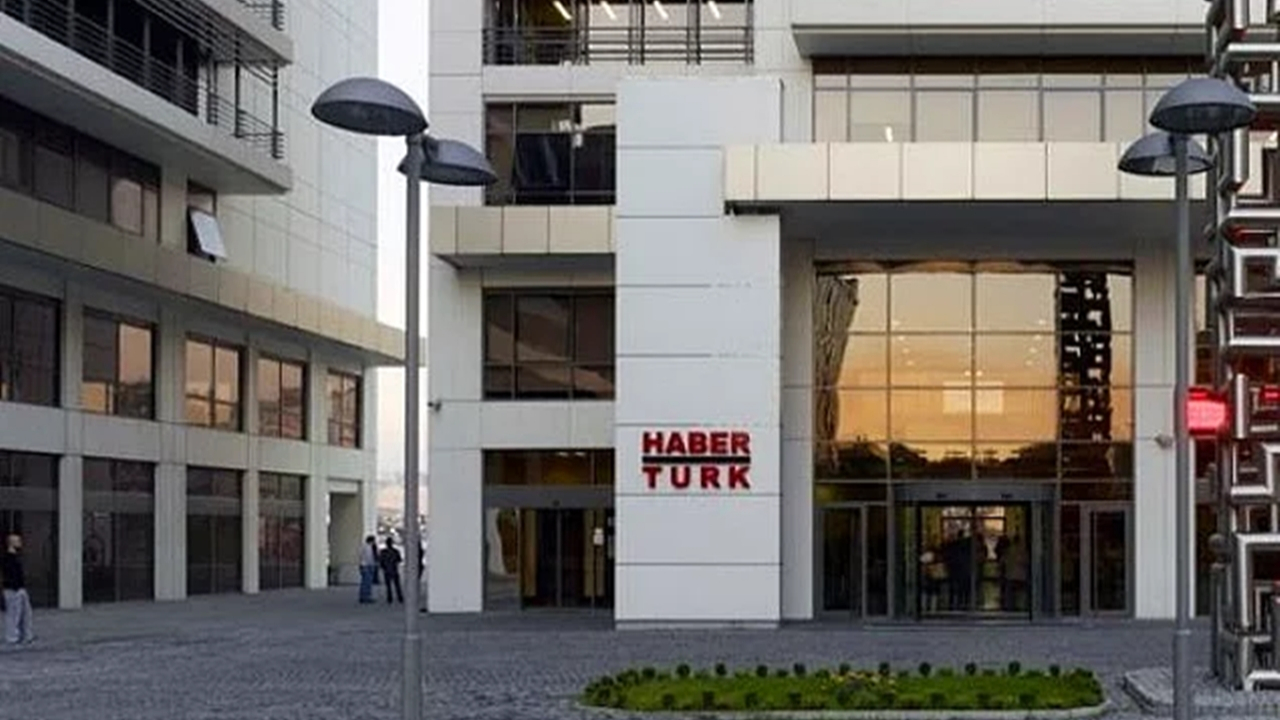 LED ekran ziyarete gelen çocukların üzerine devrildi!
