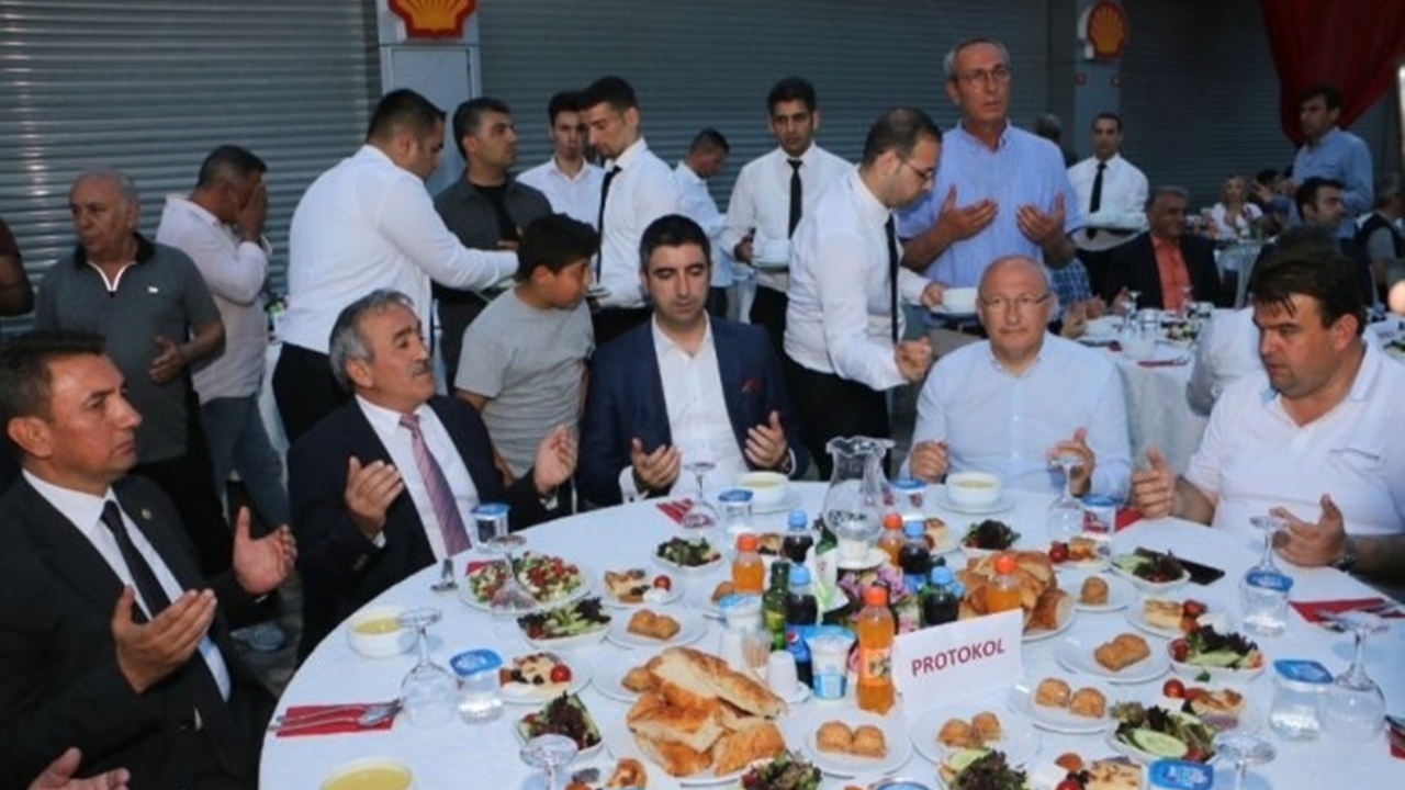 İstanbul'da Başkan Gökhan Yüksel belediye personeli ile iftarda buluştu