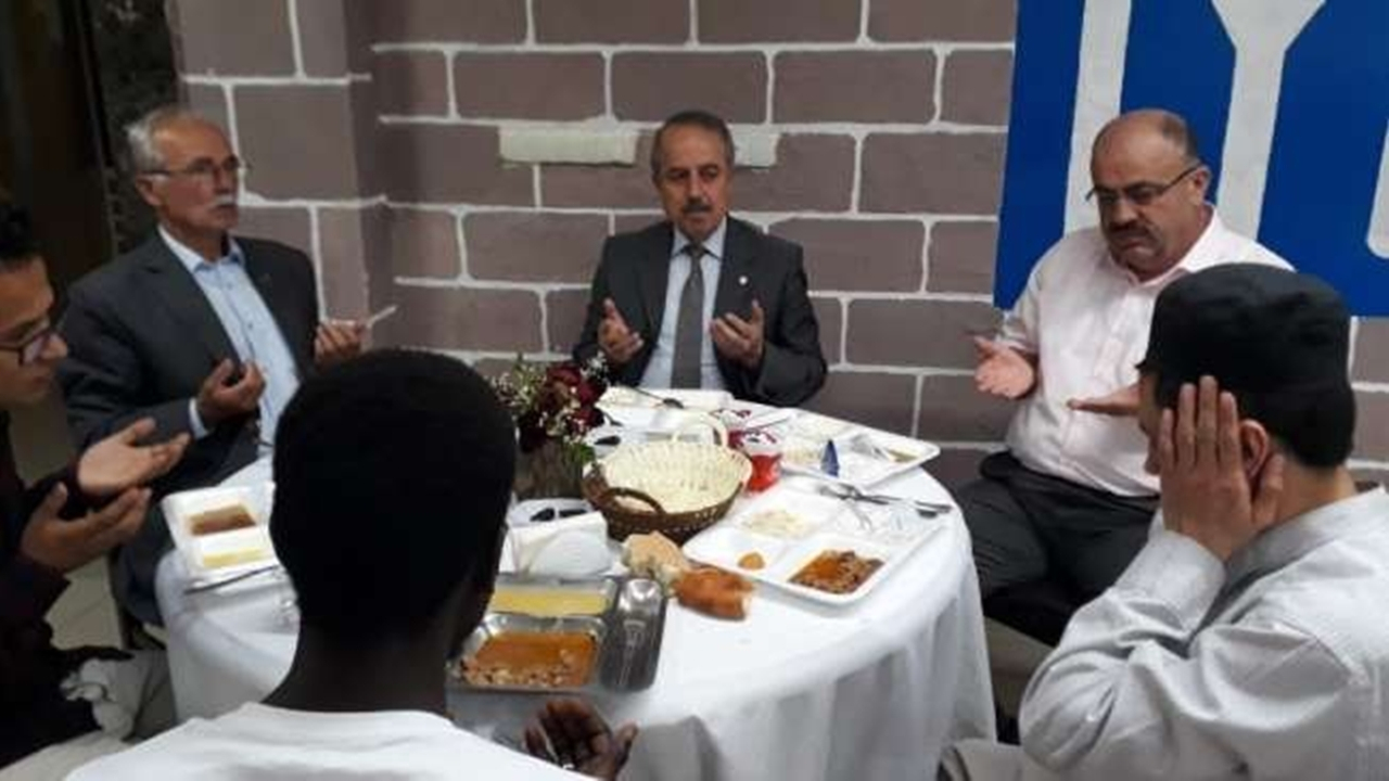 Bilecik'te göçmenler iftarda bir araya geldi