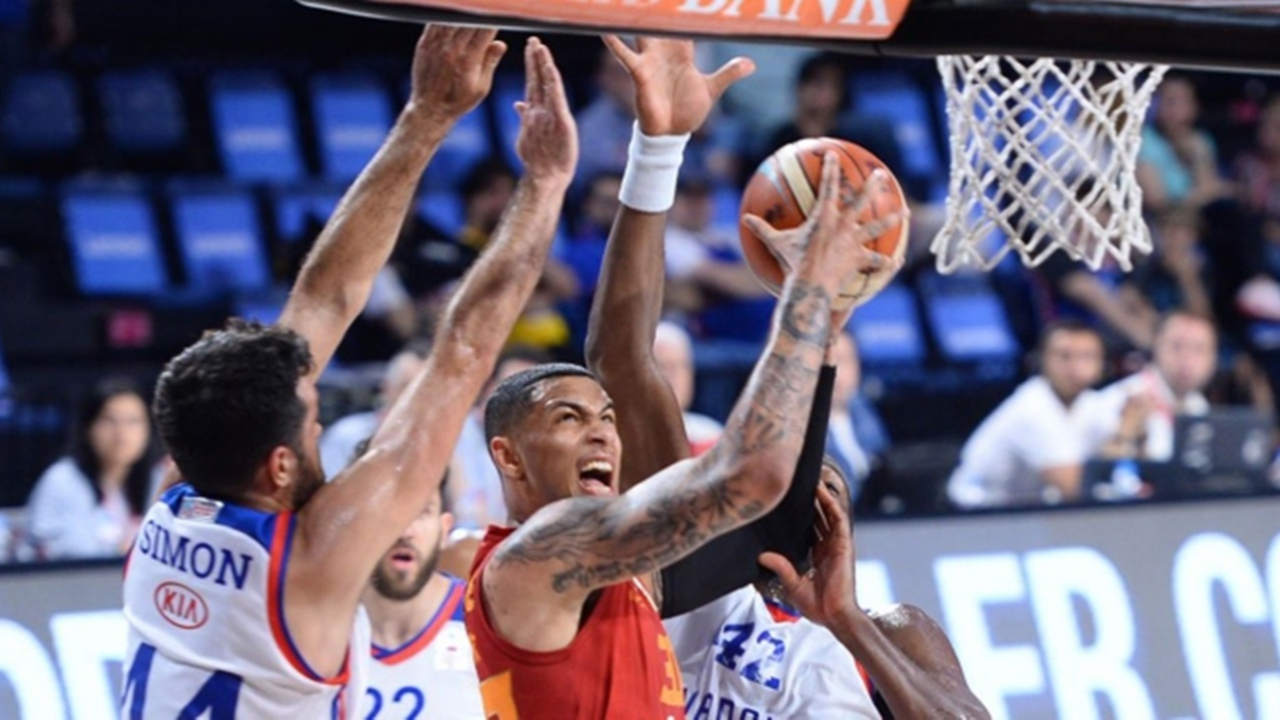 Anadolu Efes seride ilk maçı kazandı!