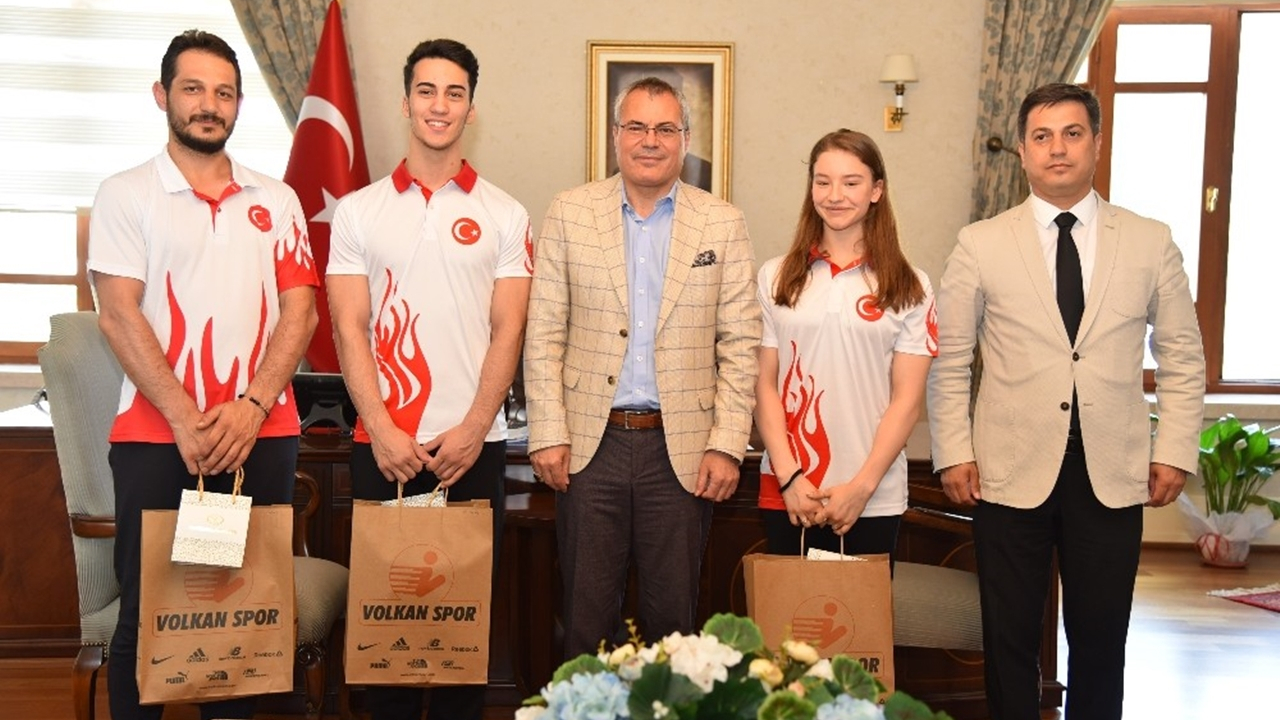 Manisa'da milli cimnastikçiler Ahmet Deniz’i ziyaret etti