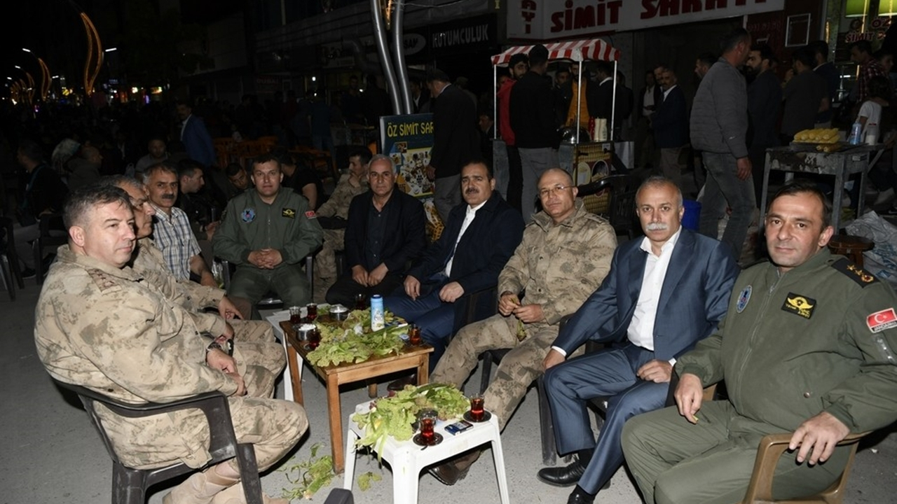 Hakkari'de Vali İdris Akbıyık vatandaşlarla buluştu