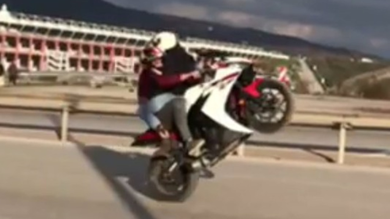 Motosiklet üzerinde sevgilisini kucağına alıp...
