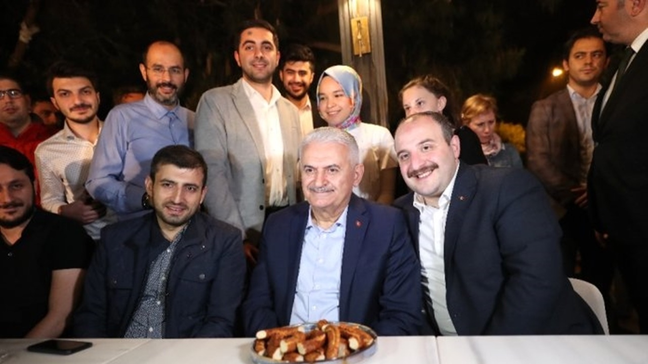 Bakan Varank'ın sahurunda Binali Yıldırım sürprizi!