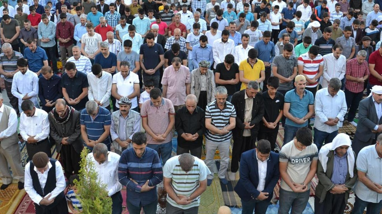 Iğdır'da bayram namazını iki kez kıldılar!
