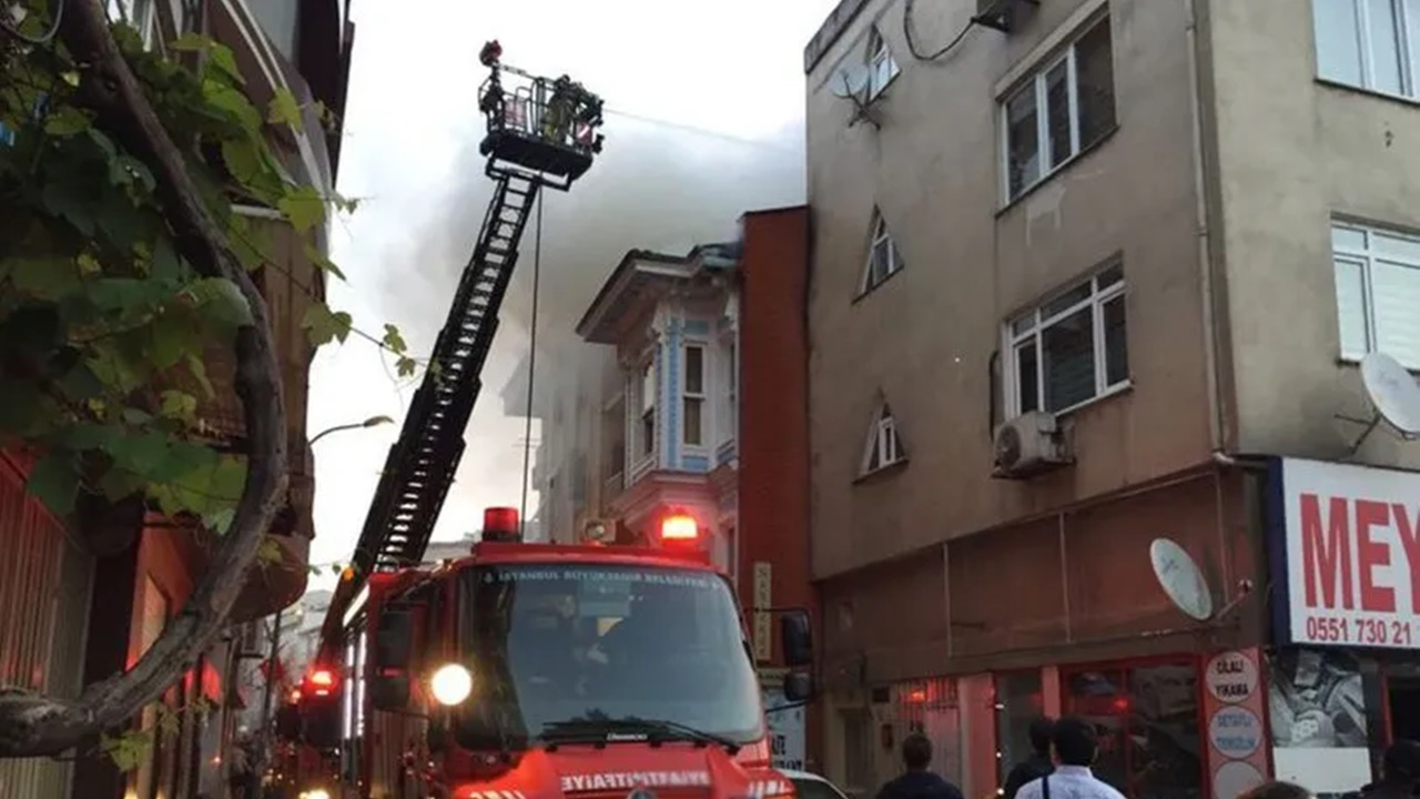 Kadıköy'de korkutan yangın!