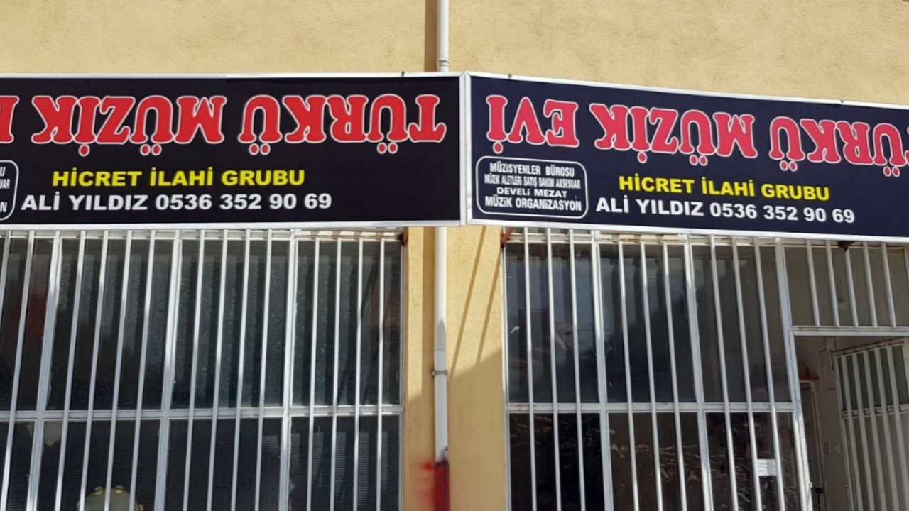 İşleri ters gidince ters tabela astı!