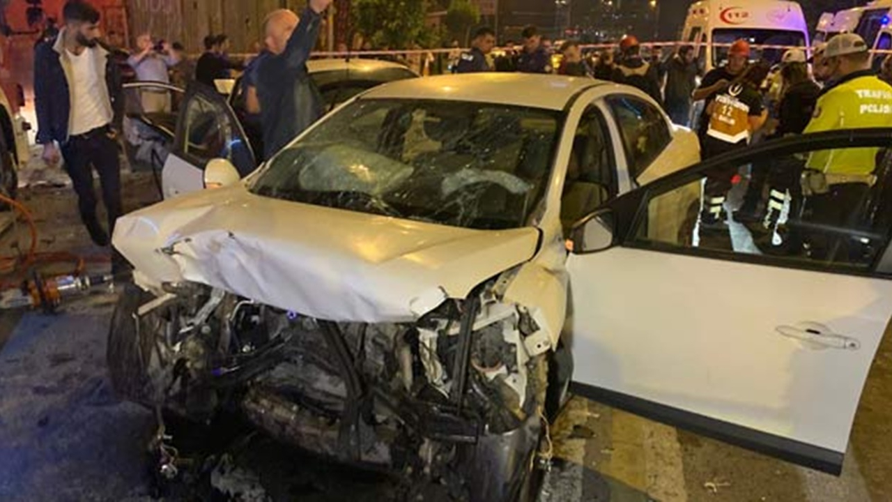 İstanbul'da 2 otomobil kafa kafaya çarpıştı!