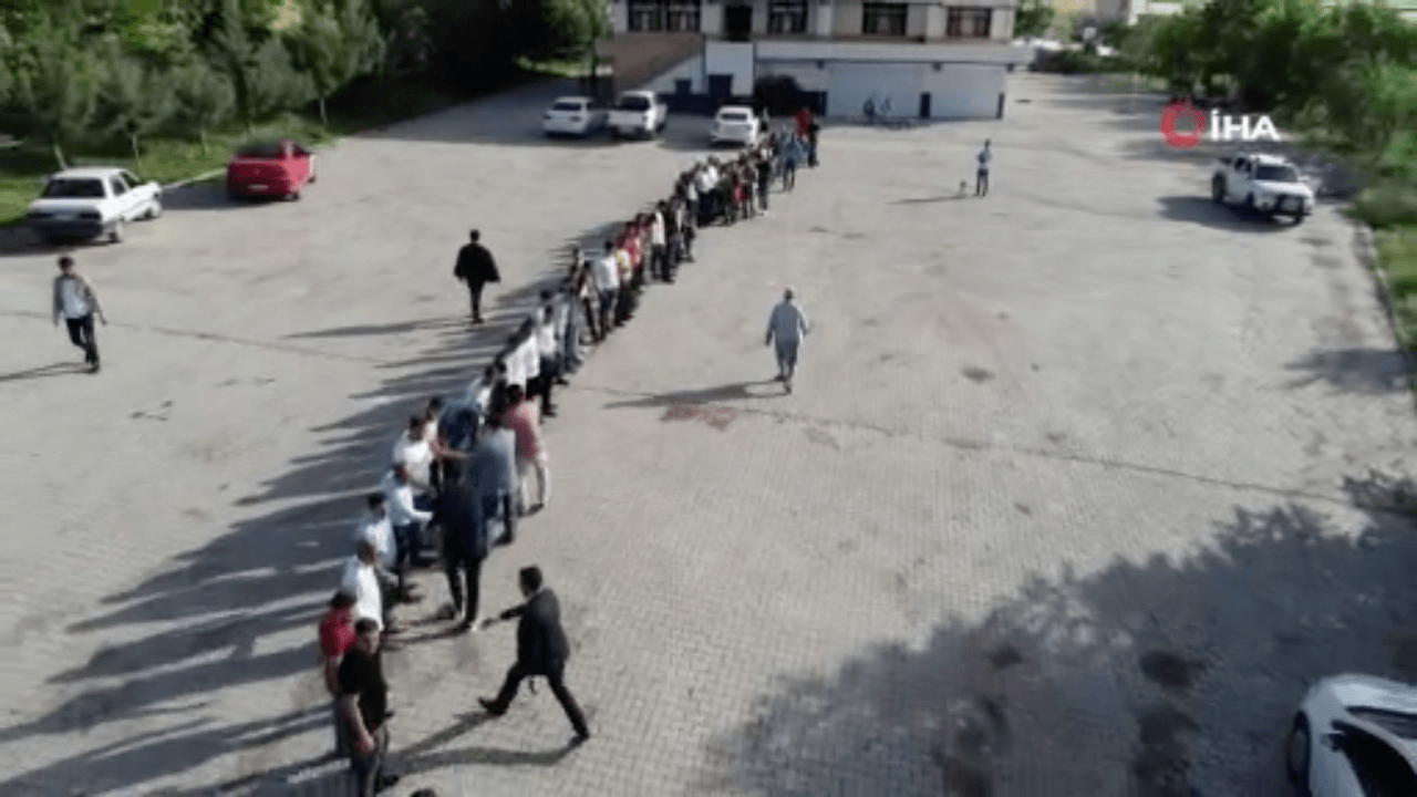 300 torunu bayramını kutlamak için metrelerce kuyruk oluşturdu!