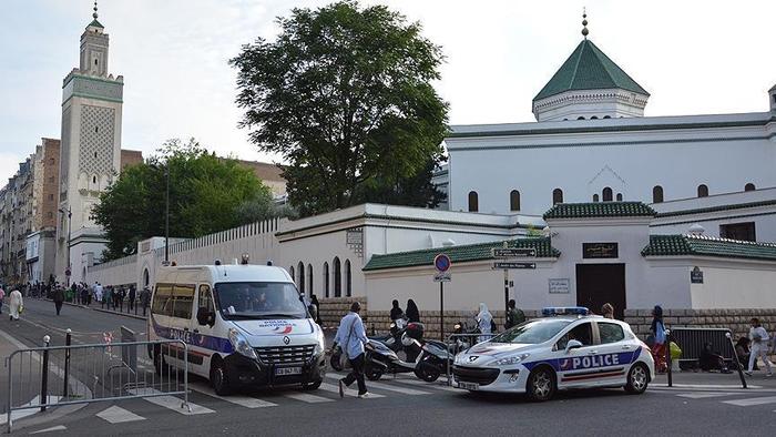 Fransa OHAL bahanesiyle 4 camiyi daha kapattı