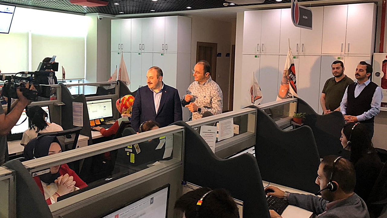Bakan Varank'tan Beyaz Masa Çağrı Merkezi'ne bayram sürprizi!