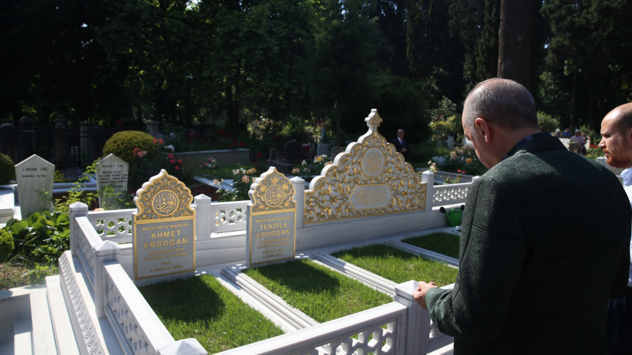 Erdoğan'dan kabir ziyareti!