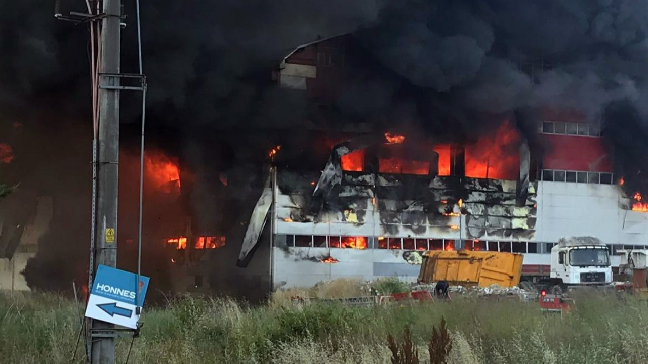 Kocaeli'de fabrika alevlere teslim oldu!