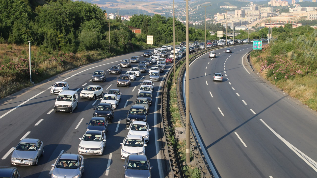 Tatilcilerin dönüş trafiği başladı...