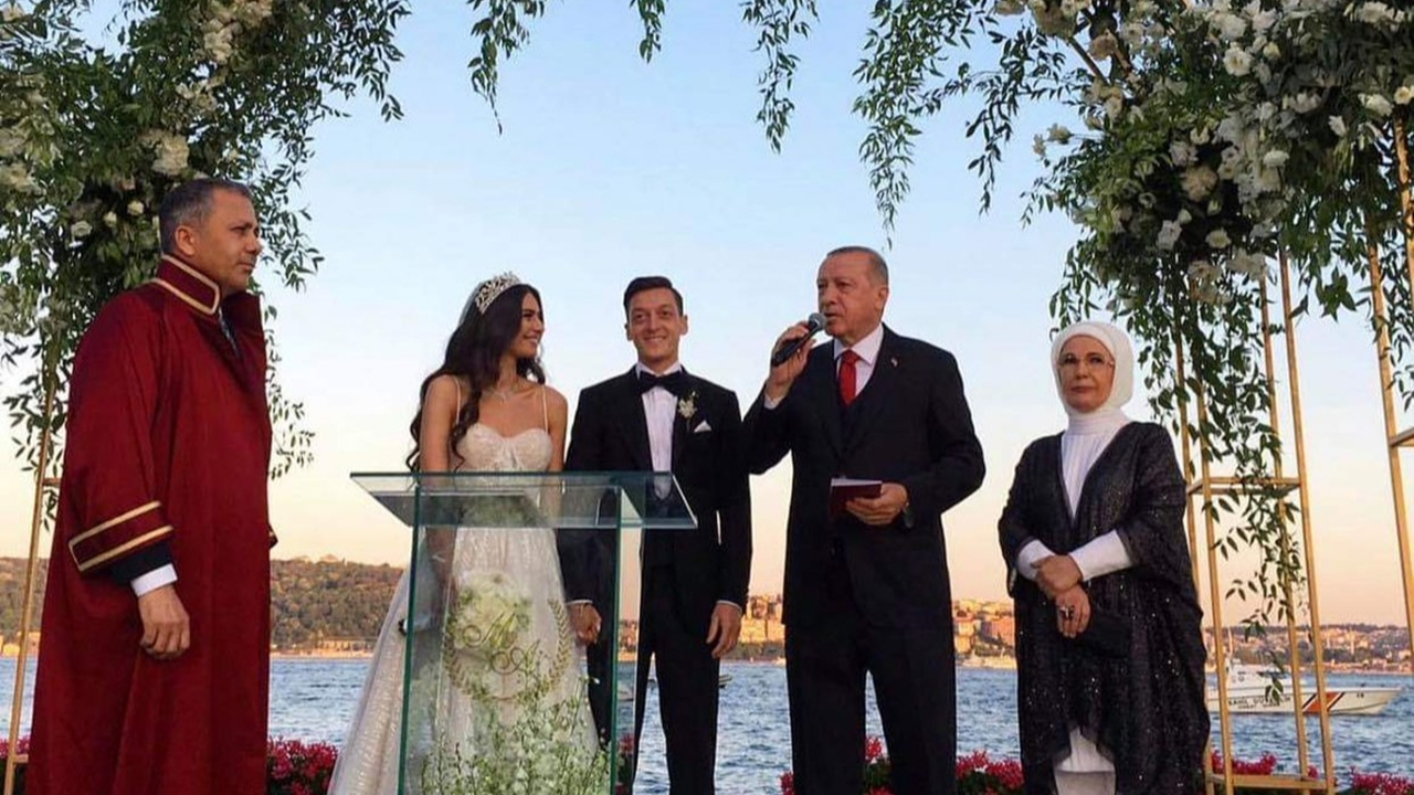 Mesut Özil ve Amine Gülşe dünya evine girdi...