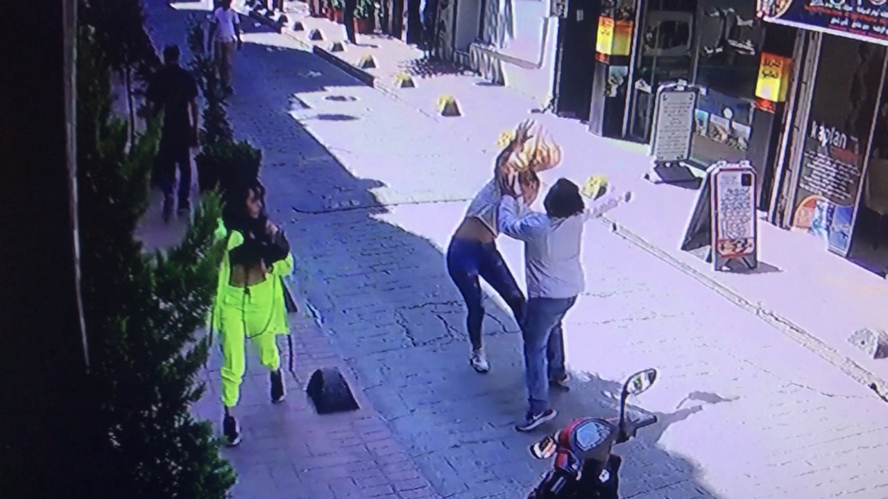 Beyoğlu'nda iki kadın feci şekilde darp edildi!