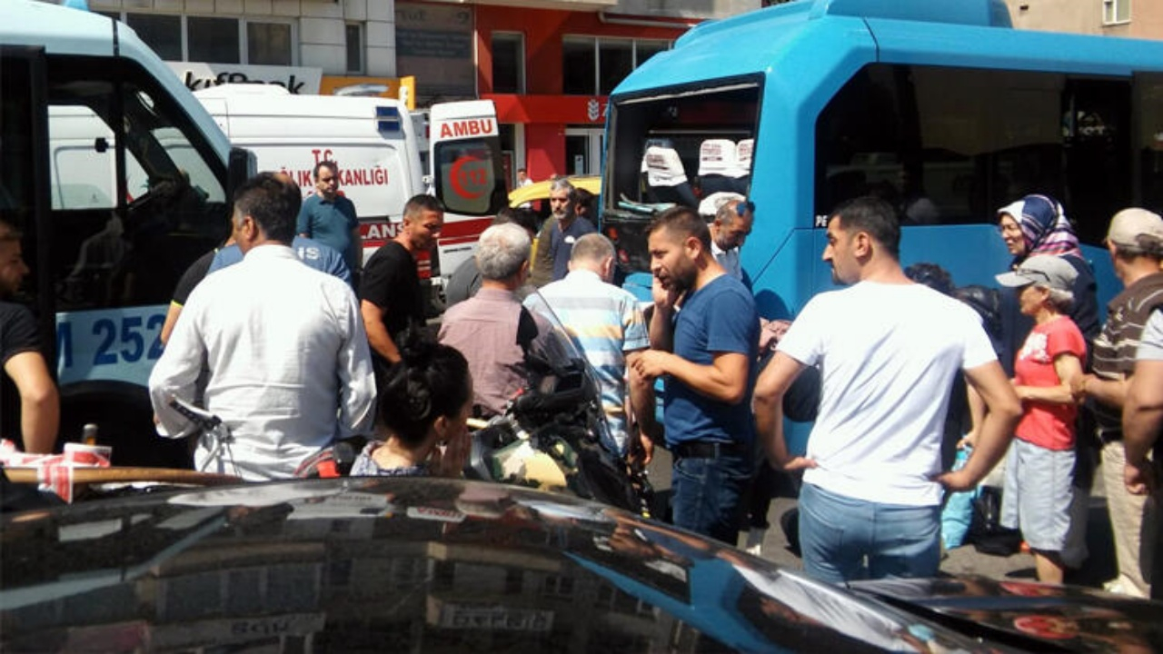 Maltepe'de minibüsler çarpıştı!