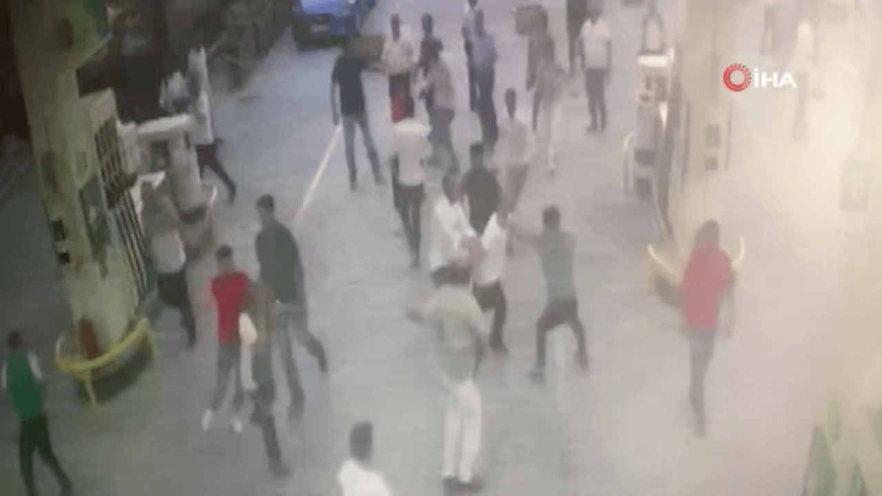 Esenyurt’ta tekmeli tokatlı laf atma kavgası!
