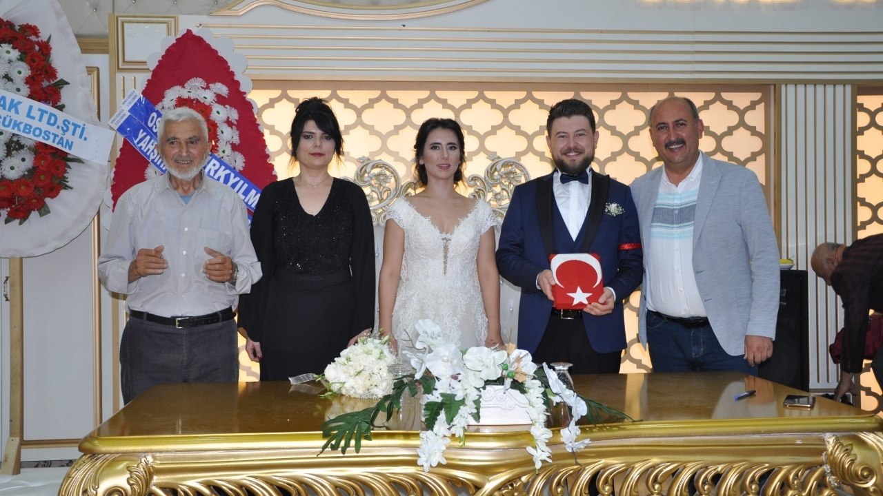 Nikah masasında üç adet Osman Türkyılmaz...
