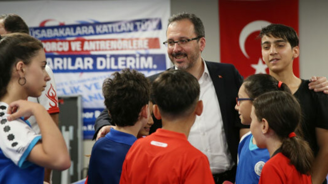 Bakan Kasapoğlu'ndan genç sporculara ziyaret!