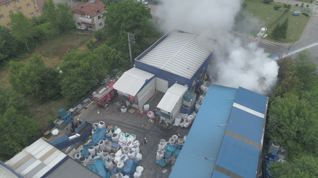 Kocaeli'de atık pil fabrikasında yangın!