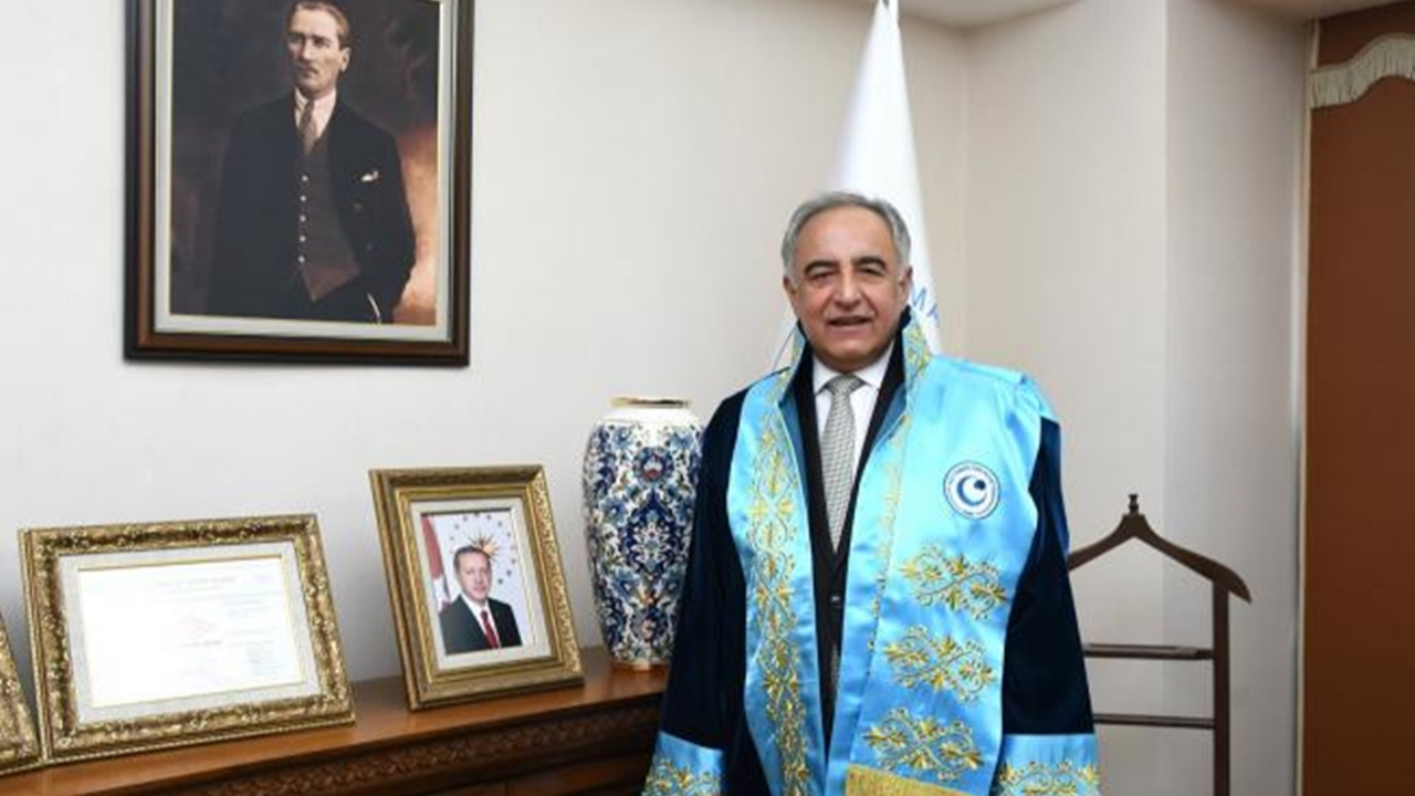 Adıyaman'da Rektör Mehmet Turgut, Türkiye A Milli Futbol Takımını tebrik etti