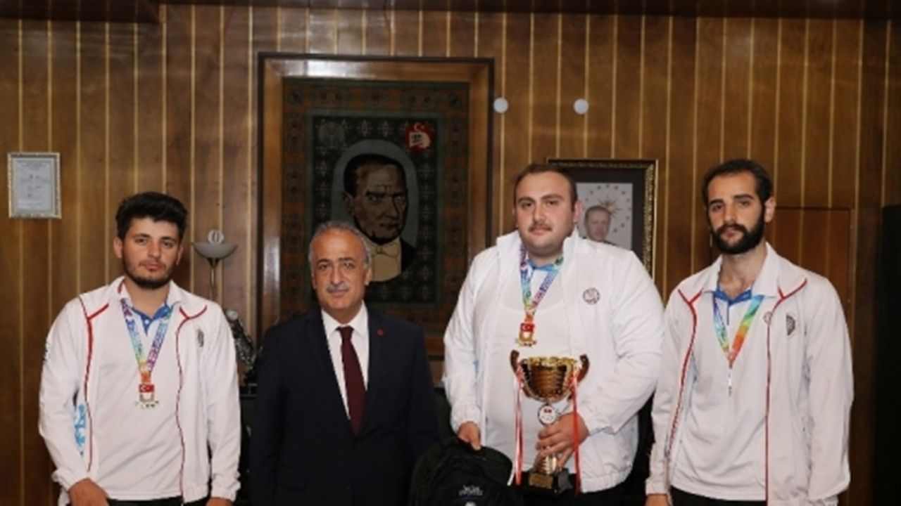 Erzurum'da Rektör Ömer Çomaklı, sporda derece elde eden öğrencileri kabul etti