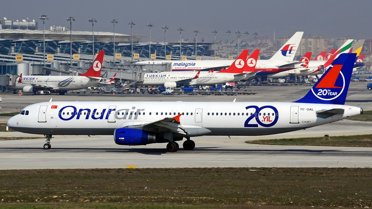 Panik atak geçirdi, uçağı birbirine kattı...