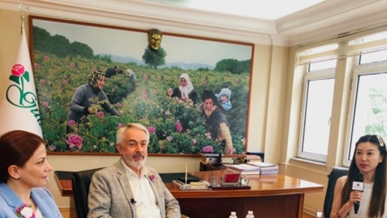 Isparta'da Başkan Şükrü Başdeğirmen’den, Çin TV’sine gül röportajı