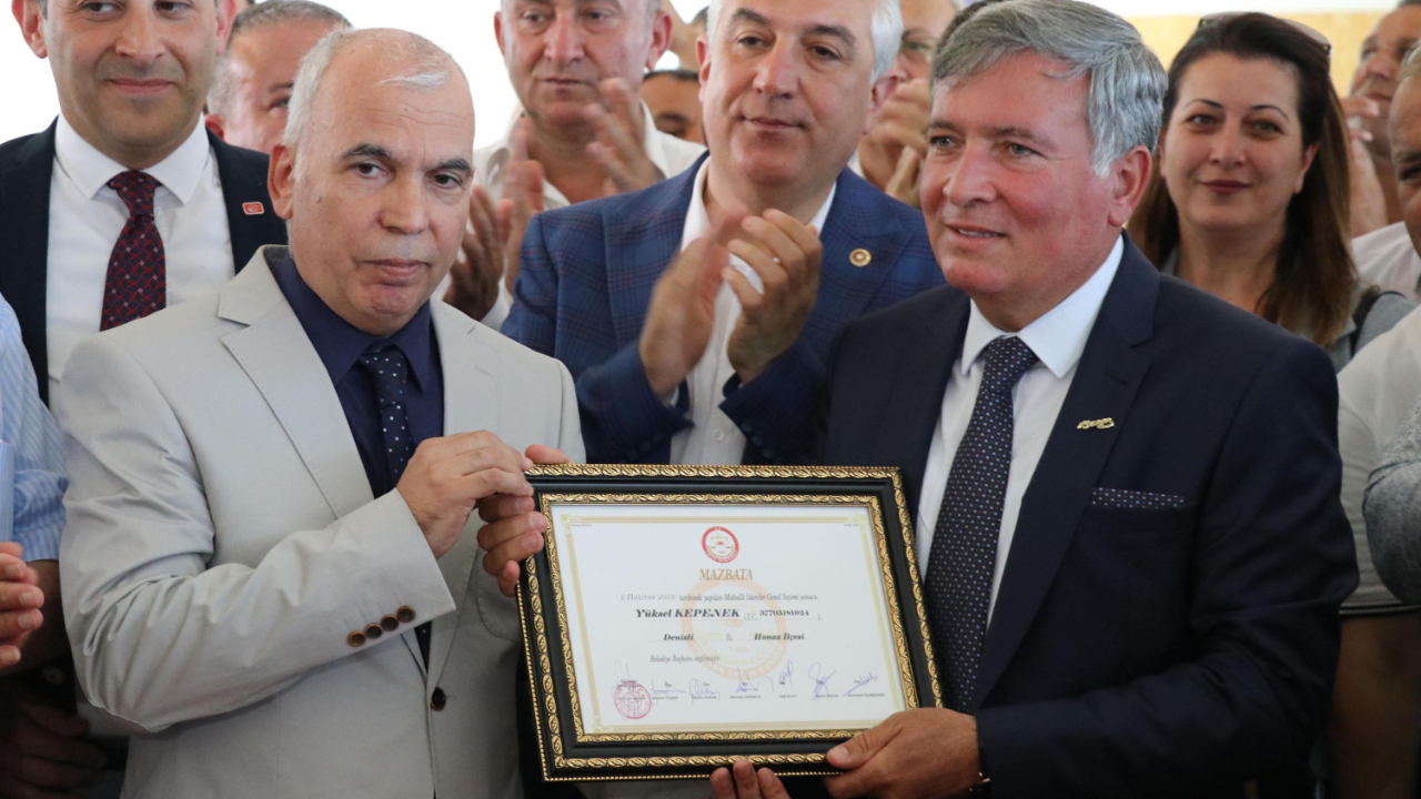 Denizli Honaz'da yeni başkan Yüksel Kepenek, mazbatasını aldı