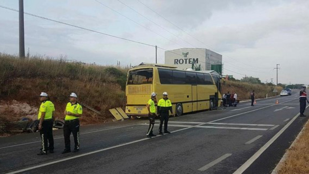 Geziye giden otobüs, otomobile çarptı!