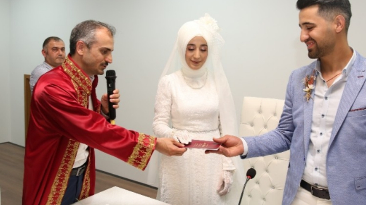 Kocaeli'de Başkan Bünyamin Çiftçi, dünya evine giren çiftin mutluluklarına ortak oldu