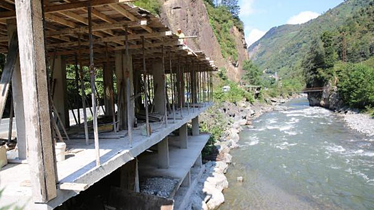 Karadeniz'de kaçak yapıların yıkımı başladı!