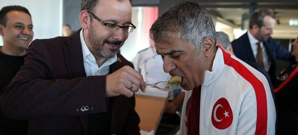 Bakan Kasapoğlu'ndan Milli Takım'a moral ziyareti!