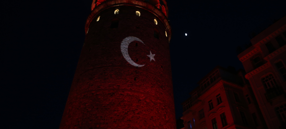 Galata Kulesi kırmızı beyaza büründü!