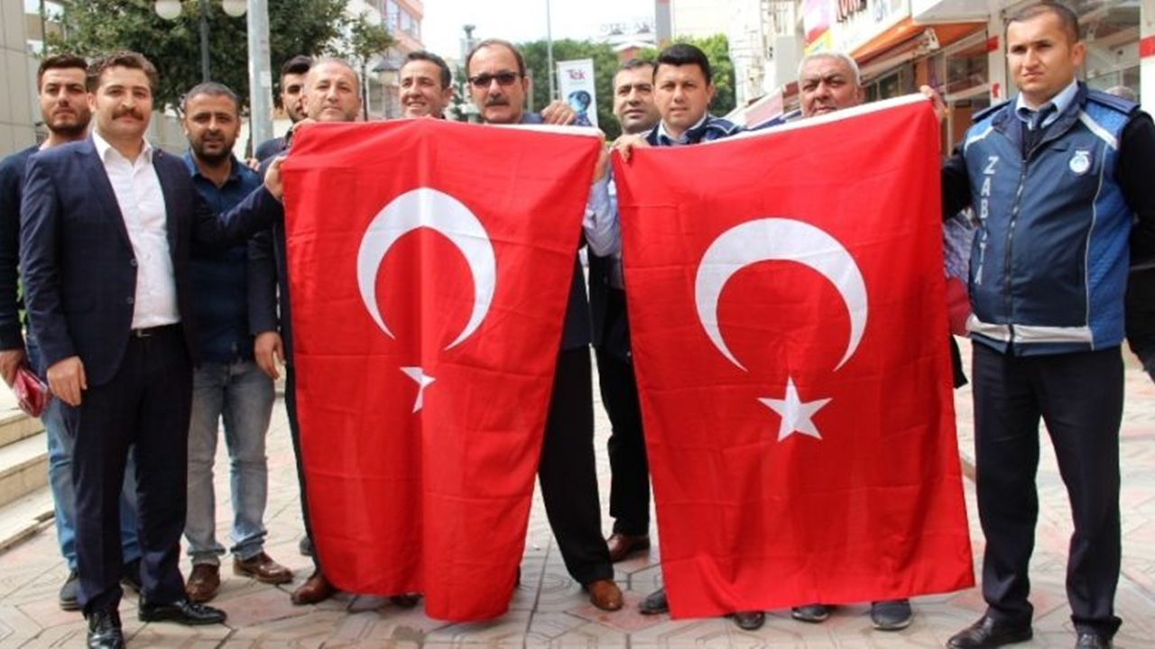 Düzce'de ASKF Başkan Erdoğan Bıyık Milli maç için bayrak dağıttı