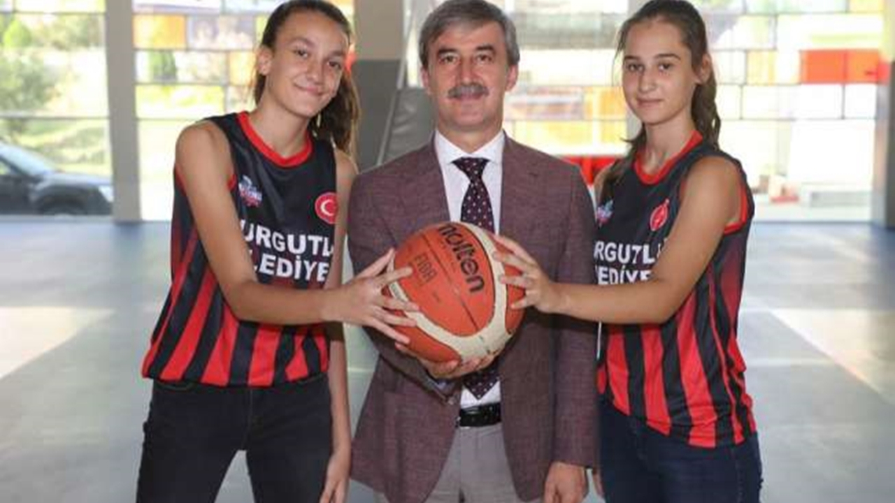 Manisa'da Başkan Çetin Akın milli yıldızları kampa uğurladı