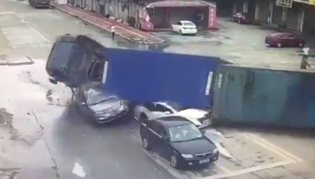 Pekin'de tır araçları biçti!