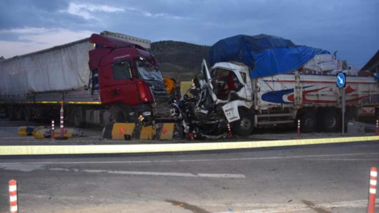 Kamyon, TIR ve minibüs birbirine girdi!