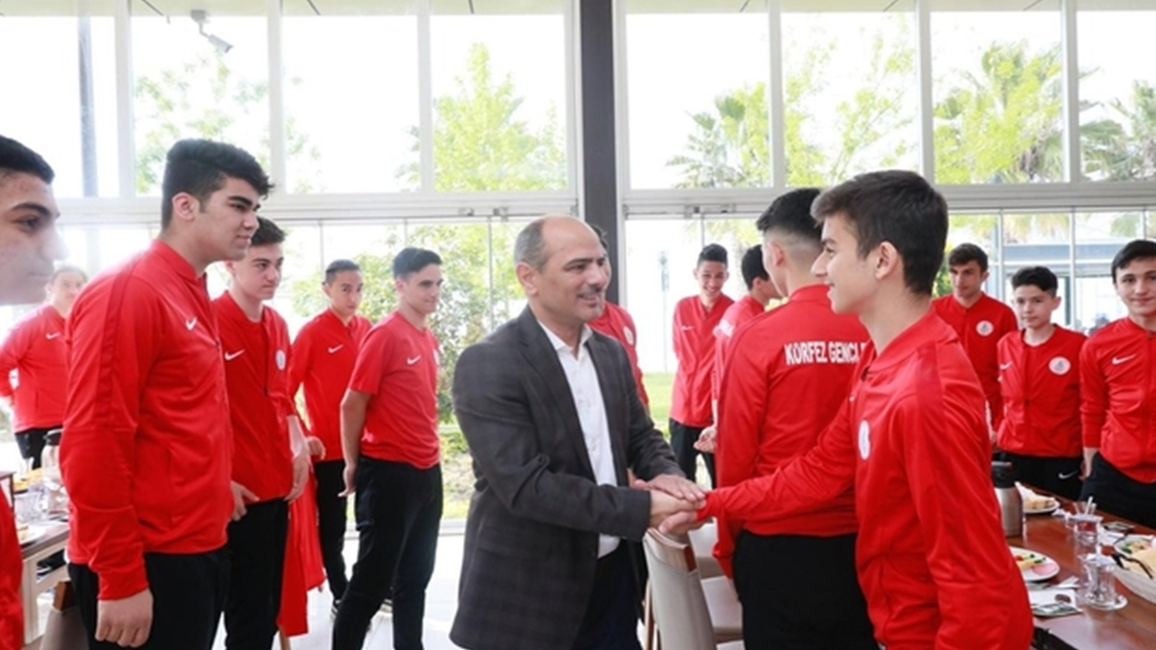 Kocaeli'de Şener Söğüt sporcularla kahvaltıda bir araya geldi