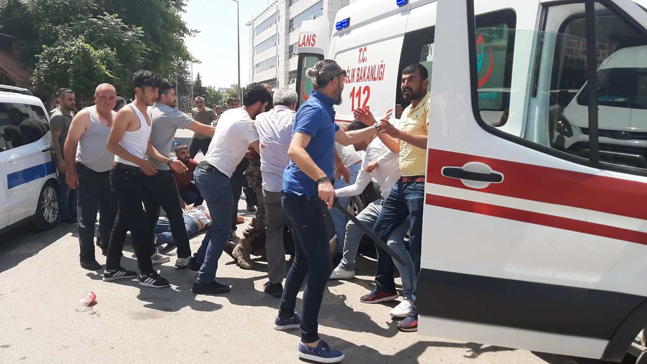 Adıyaman'da adliye çıkışı bıçaklı sopalı kavga...