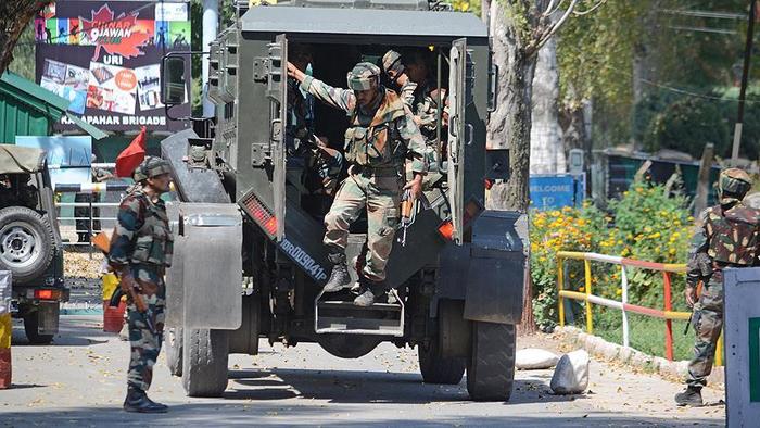Hindistan - Pakistan sınırını kaşımaya devam ediyorlar