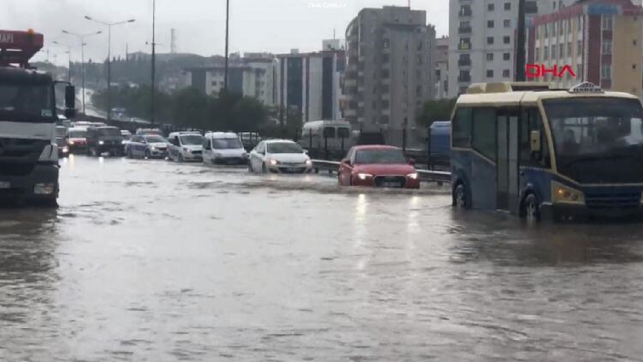 Pendik'te araçlar mahsur kaldı