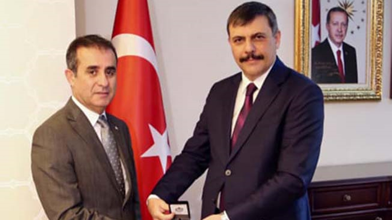 Çorum'da Kızılay’dan Vali Mustafa Çiftçi’ye gümüş madalya