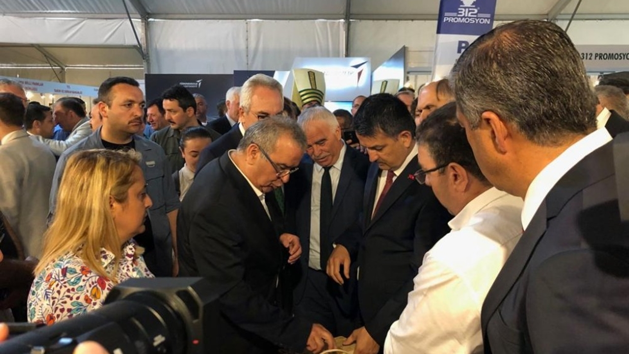 Kastamonu'da Bakan Bekir Pakdemirli, SFC Entegre Orman Ürünleri standını ziyaret etti