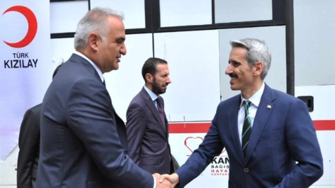 Ankara'da Bakan Mehmet Nuri Ersoy’dan Kızılay’a kan bağışı