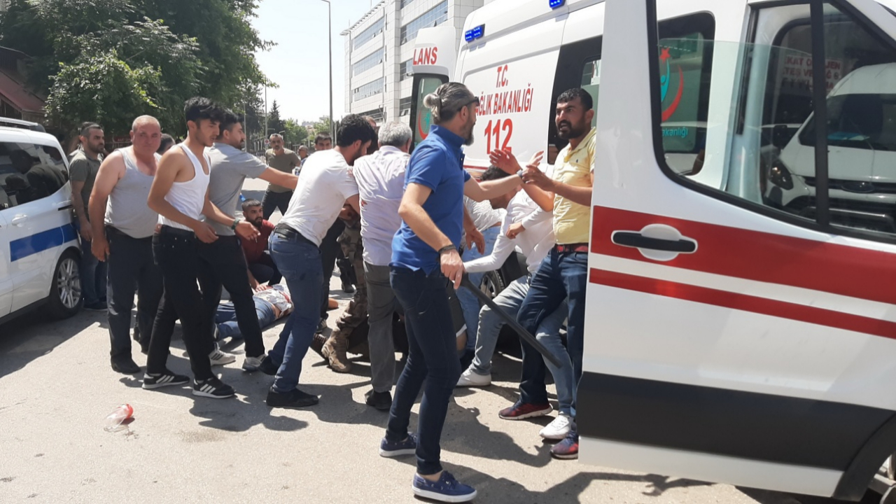 Adıyaman'da adliye önünde bıçaklı sopalı kavga! Yaralılar var...